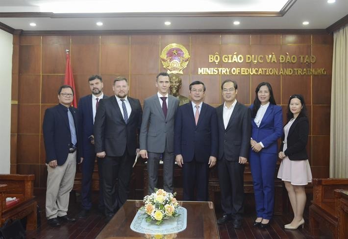 Thứ trưởng Nguyễn Văn Phúc, Thứ trưởng Andrey Vladimirovich Omelchuk và các thành viên hai bên tại buổi tiếp