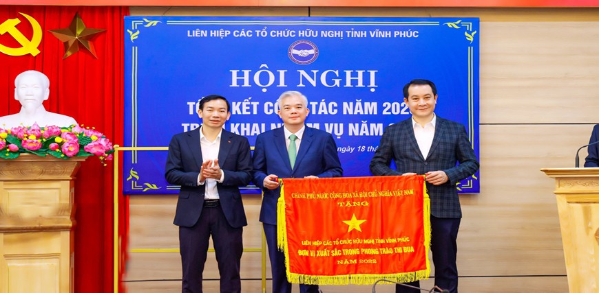 Thừa ủy quyền của Thủ tướng Chính phủ, đồng chí Phó Bí thư Thường trực Tỉnh ủy Phạm Hoàng Anh trao Cờ thi đua tặng Liên hiệp Các tổ chức hữu nghị tỉnh