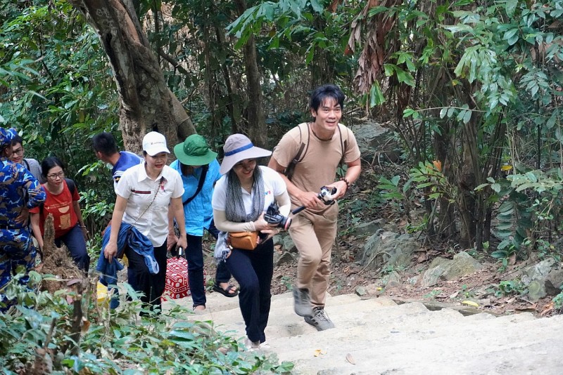 Đại biểu vượt qua các quãng đường dốc đá cheo leo để đến 
