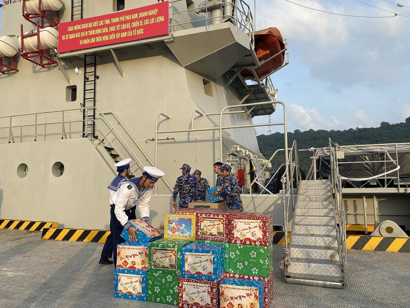 Vận chuyển quà Tết lên đảo Thổ Chu. 