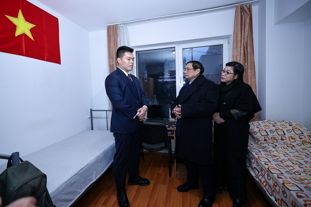 Thủ tướng Phạm Minh Chính thăm trường xưa, tri ân thầy cô giáo tại Romania