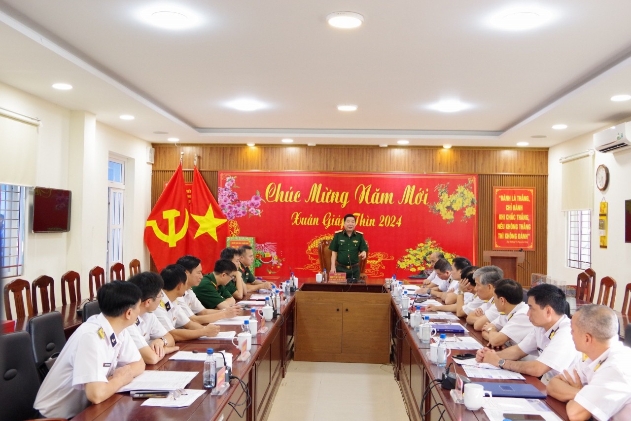 Đoàn công tác Tổng Cục Chính trị kiểm tra, thăm, tặng quà chính sách tại Bộ Tư lệnh Vùng 2 Hải quân