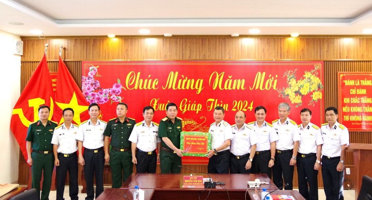 Đoàn công tác Tổng Cục Chính trị kiểm tra, thăm, tặng quà chính sách tại Bộ Tư lệnh Vùng 2 Hải quân