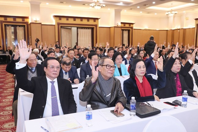  Đại biểu biểu quyết tại Hội nghị. (Ảnh: mattran.org.vn)