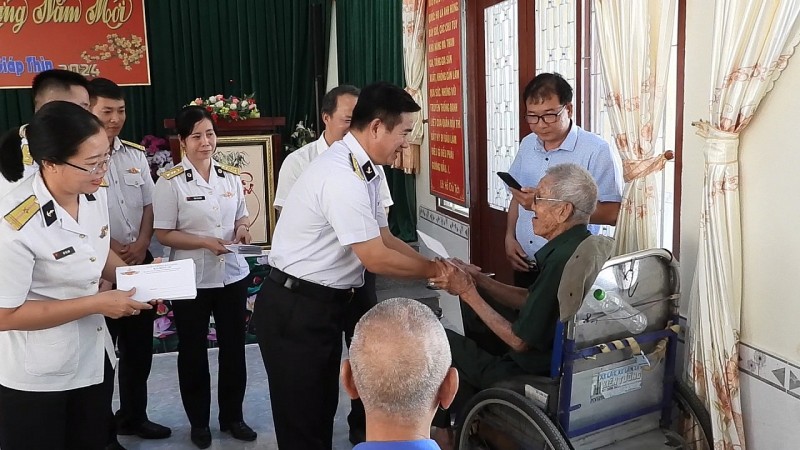 Hải đoàn 129 chúc Tết Trung tâm điều dưỡng thương binh và người có công ở Bà Rịa Vũng Tàu