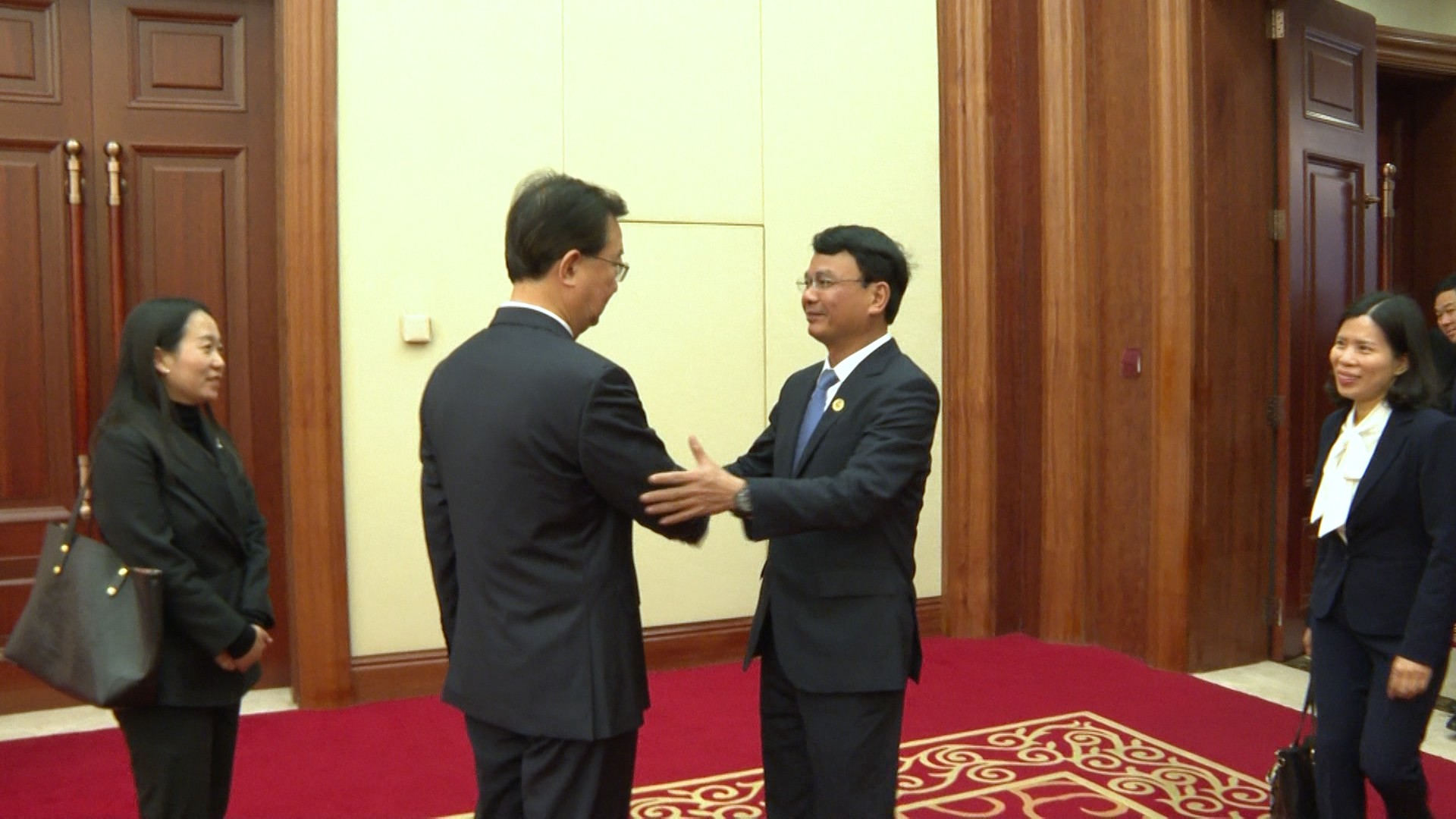 Bí thư Tỉnh ủy Vân Nam Vương Ninh đón Bí thư Tỉnh ủy Lào Cai Đặng Xuân Phong.