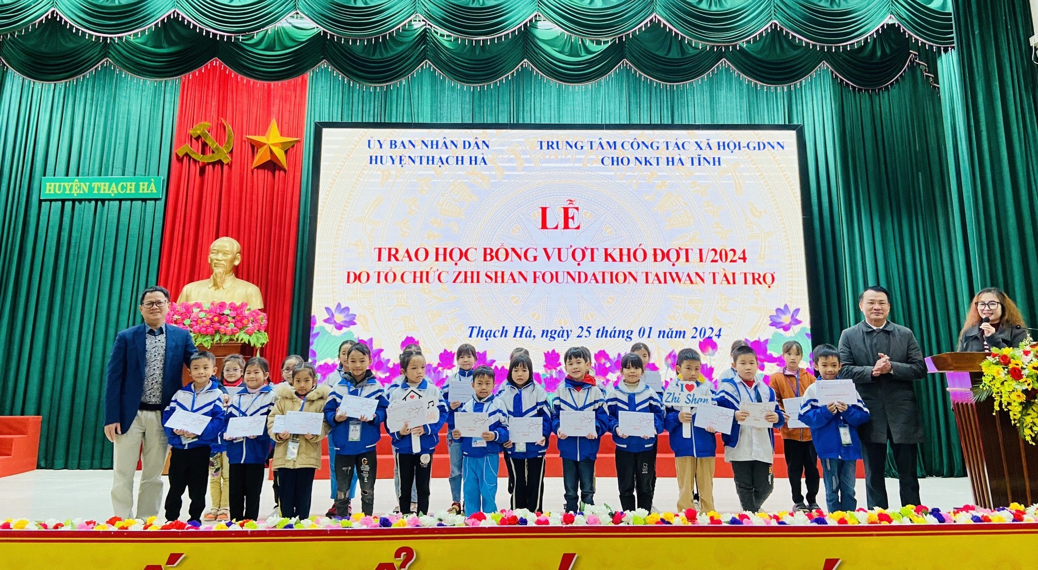 Các em học sinh Nghệ An và Hà Tĩnh nhận học bổng của Zhi Shan. (Ảnh: Zhi Shan)