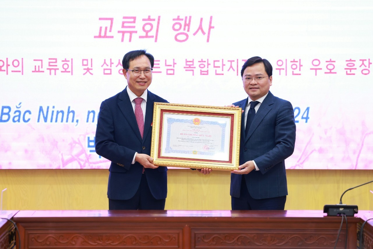 Ông Nguyễn Anh Tuấn - Ủy viên Ban chấp hành TW Đảng, Bí thư tỉnh ủy, Trưởng đoàn Đại biểu Quốc hội tỉnh Bắc Ninh trao tặng Huân chương Hữu Nghị cho ông Choi Joo Ho - TGĐ Tổ hợp Samsung Việt Nam. (Ảnh: Báo Chính phủ)