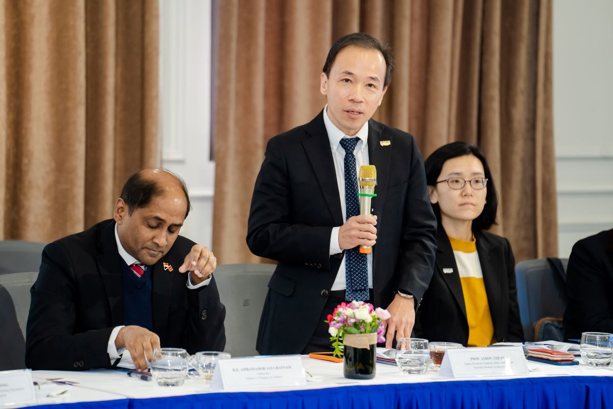 GS. Aaron Thean – Phó Chủ tịch kiêm Hiệu trưởng NUS chia sẻ tại Lễ ký kết.