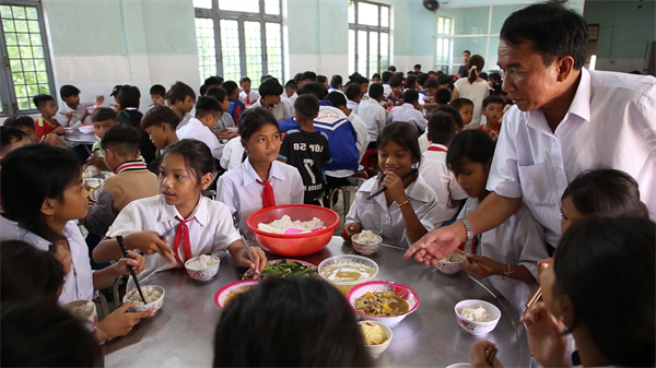 Zhi-Shan hỗ trợ tiền ăn trưa, đồ dùng nhà bếp cho trẻ em, học sinh DTTS ở Quảng Ngãi