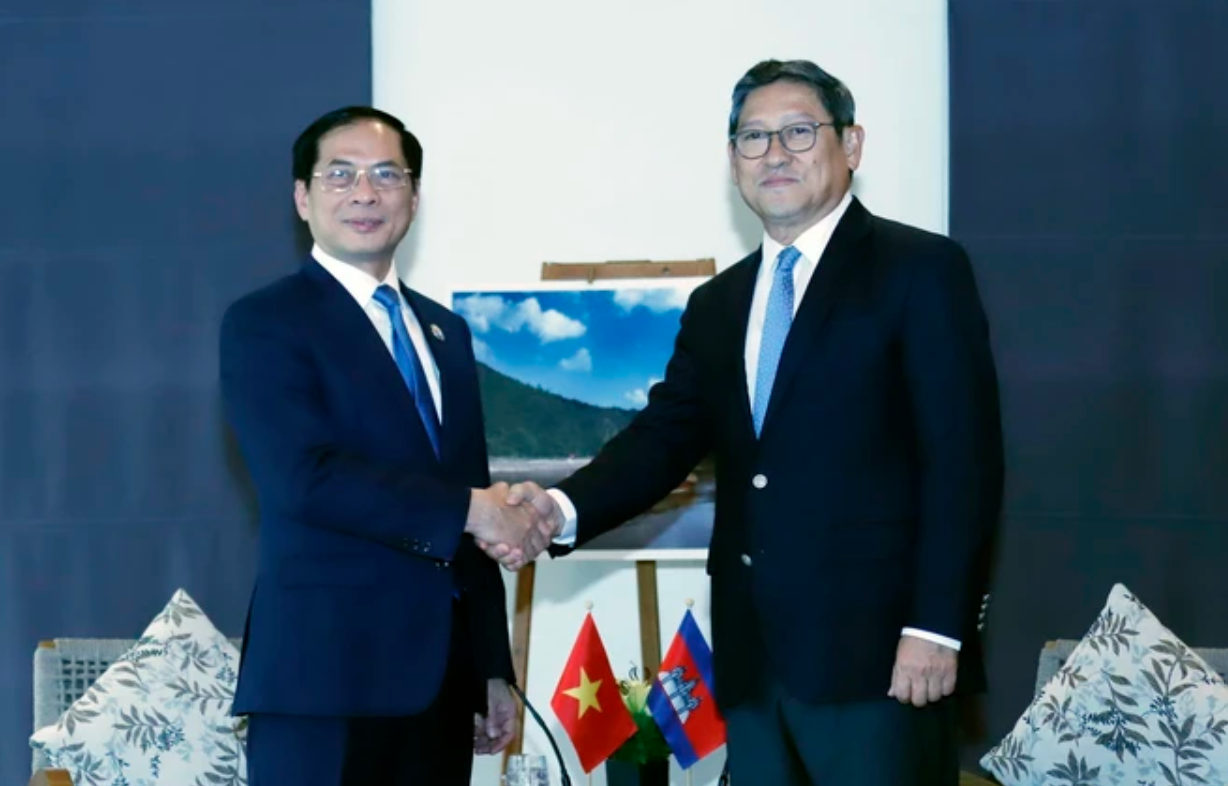 Bộ trưởng Ngoại giao Bùi Thanh Sơn gặp song phương Phó Thủ tướng, Bộ trưởng Ngoại giao và Hợp tác Quốc tế Campuchia Sok Chenda Sophea. (Ảnh: Phạm Kiên/TTXVN)