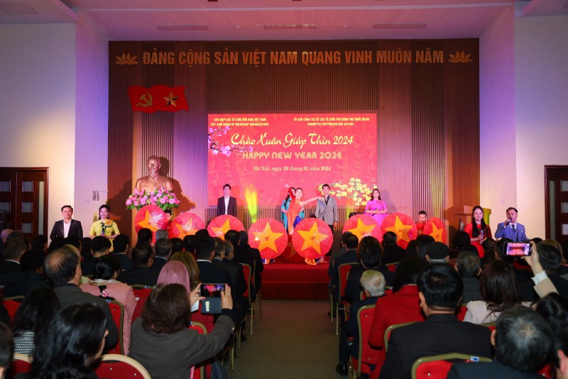 Gần 100 khách mời quốc tế tham dự buổi Gặp mặt Hữu nghị chào Xuân Giáp Thìn
