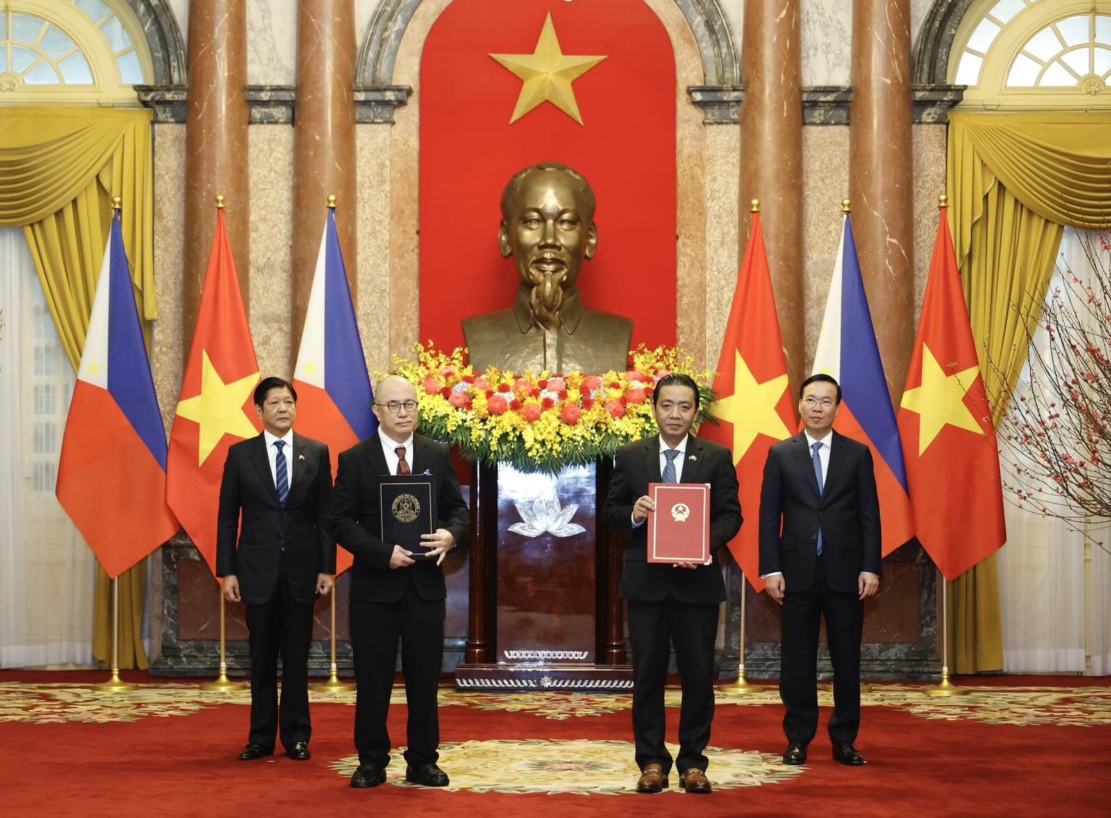 Chủ tịch nước Võ Văn Thưởng và Tổng thống Ferdinand Romualdez Marcos Jr đã chứng kiến lễ trao các văn kiện hợp tác giữa hai nước. 