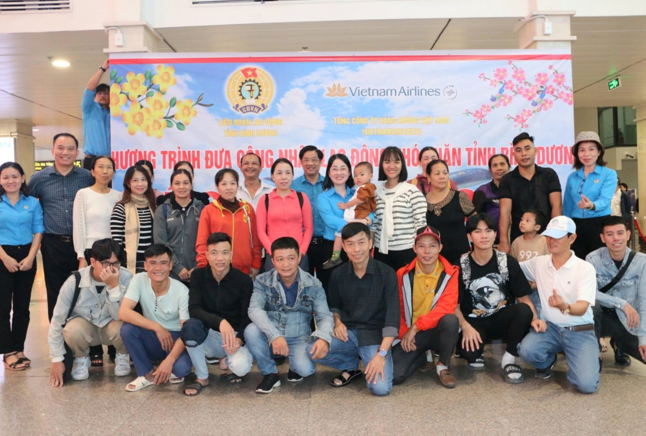 Các đồng chí lãnh đạo LĐLĐ tỉnh và anh chị em CNLĐ chụp hình lưu niệm trước giờ lên máy bay (Ảnh: LĐLĐ Bình Dương)