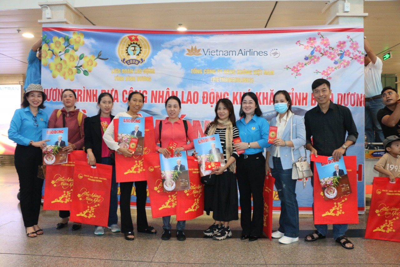 Niềm vui của NLĐ khi nhận quà từ các đồng chí lãnh đạo (Ảnh: LĐLĐ tỉnh Bình Dương).