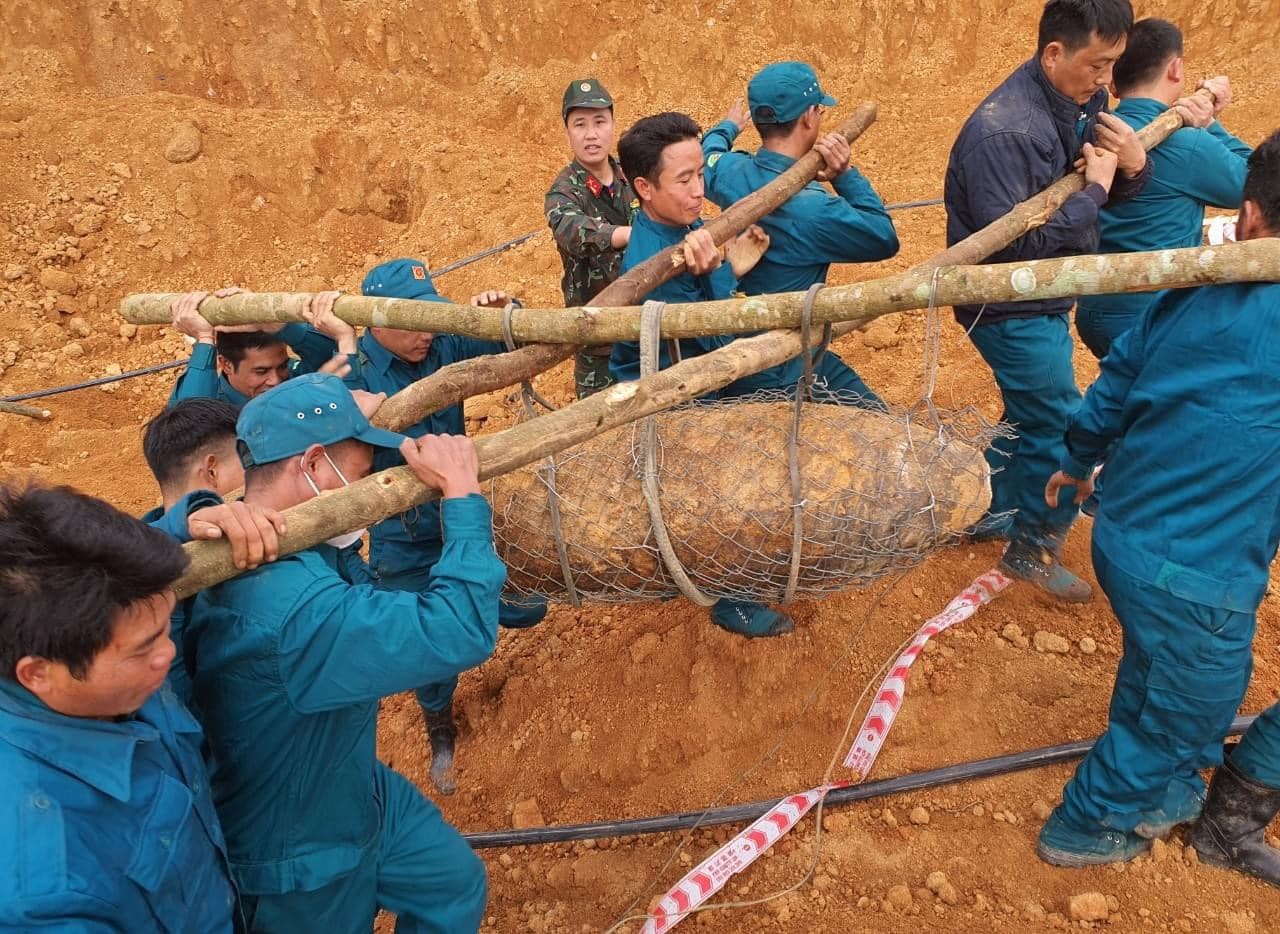 Quả bom được xác định là loại bom phá kiểu bom M117, có đường kính 40cm, chiều dài 126cm, nặng khoảng 350kg còn nguyên kíp nổ. Nghệ An: Huỷ nổ thành công quả bom 350kg, bảo đảm an toàn về người và tài sản của người dân