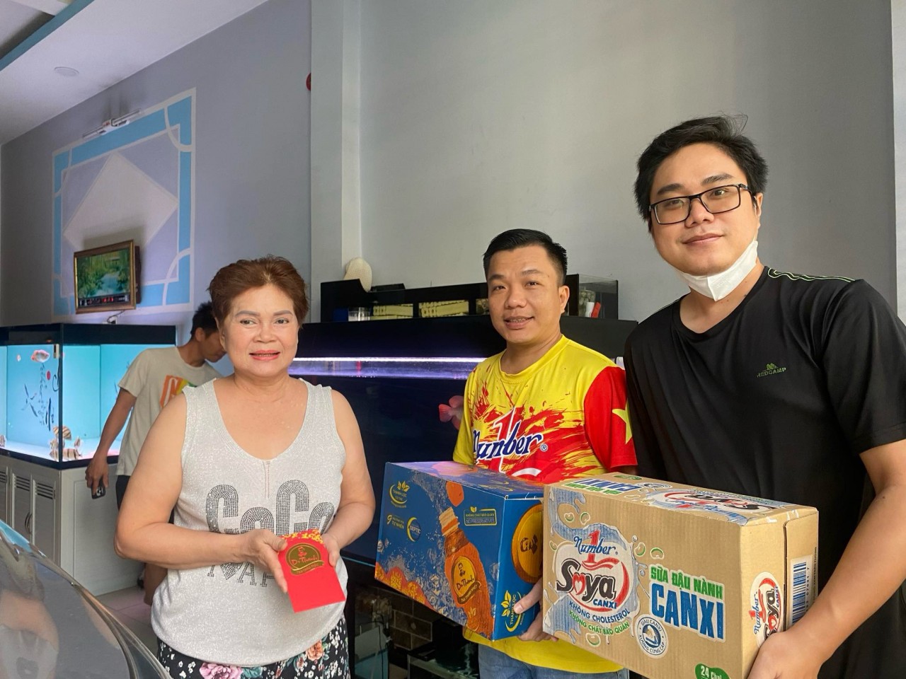 Đại diện Công ty Tân Hiệp Phát đã đến thăm hỏi, tặng quà các gia đình có hoàn cảnh khó khăn do Covid-19 ở TP.HCM. 
