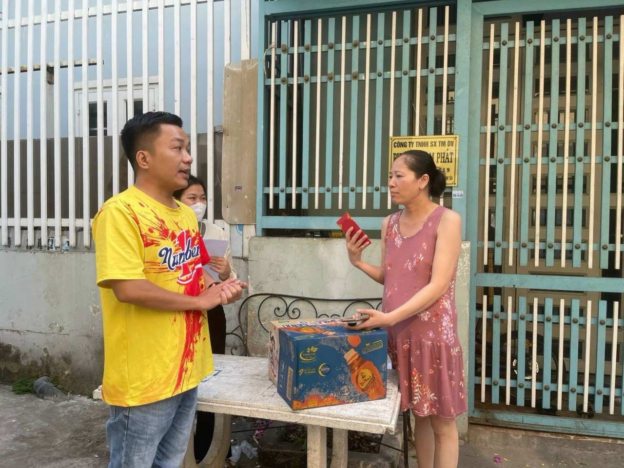 Đại diện Công ty Tân Hiệp Phát tới tận nhà thăm hỏi, động viên và trao quà Tết cho từng bé và người thân trong gia đình.