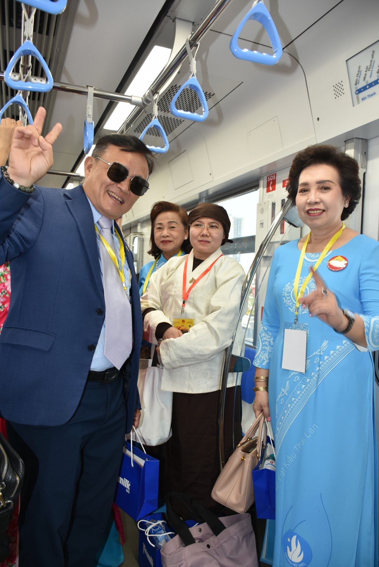 Kiều bào dâng hương tưởng nhớ Vua Hùng, trải nghiệm Metro tại TP.HCM