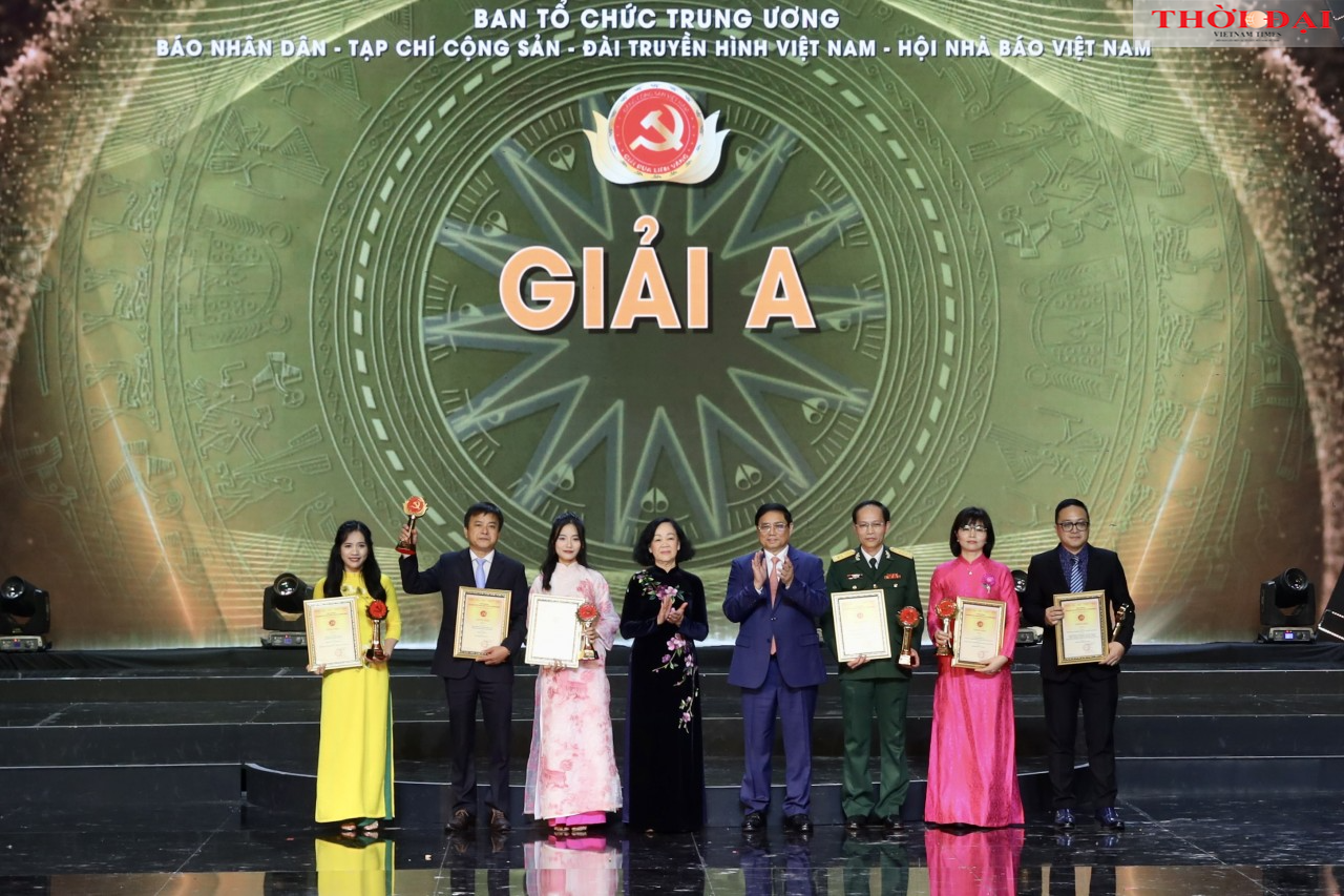 Thủ tướng Chính phủ Phạm Minh Chính và Thường trực Ban Bí thư Trung ương Đảng Trương Thị Mai trao giải A cho các tác giả, đại diện nhóm tác giá. (Ảnh: Đinh Hòa)