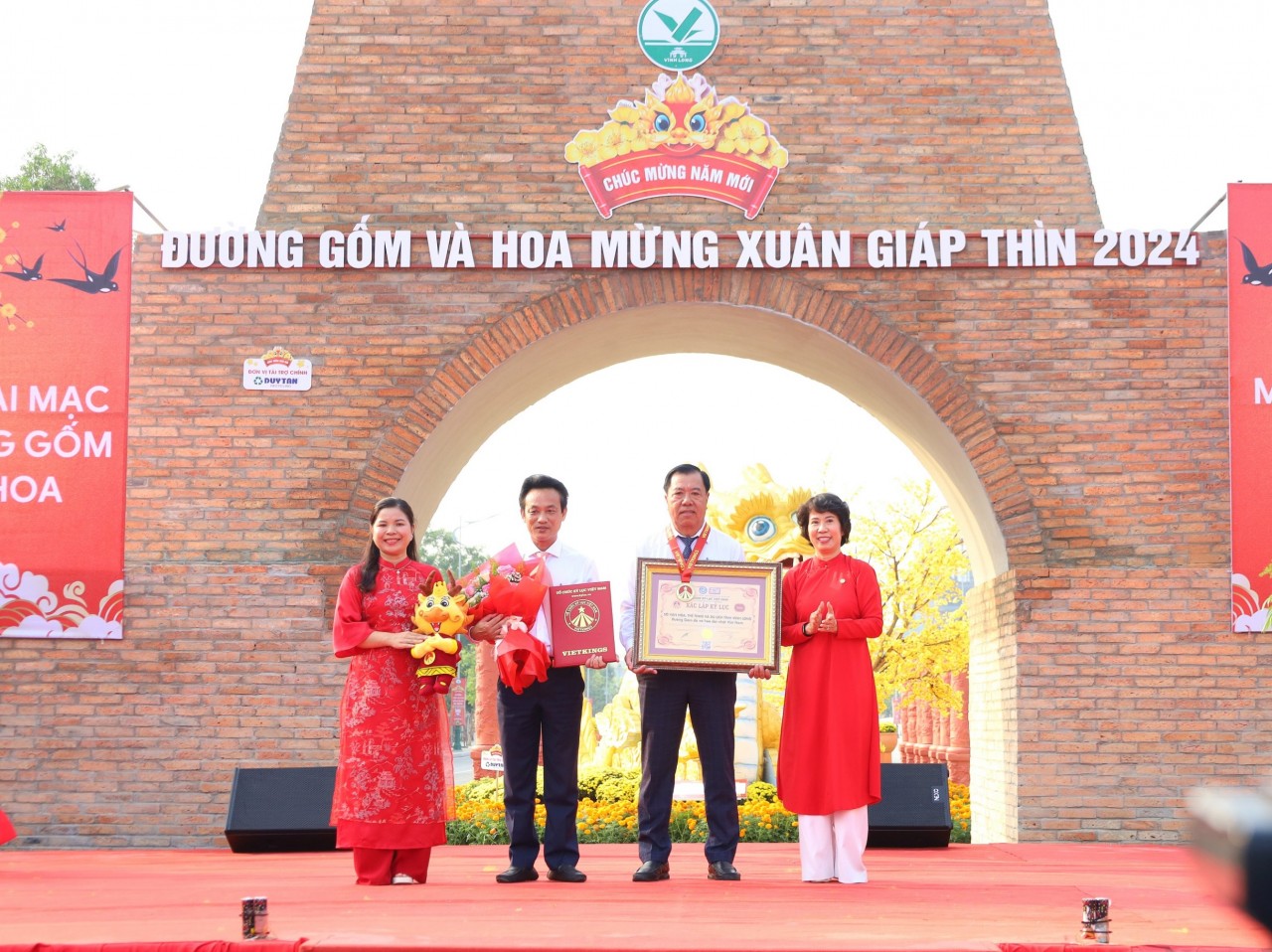Vĩnh Long khai mạc “Đường gốm và hoa mừng Xuân Giáp Thìn năm 2024”