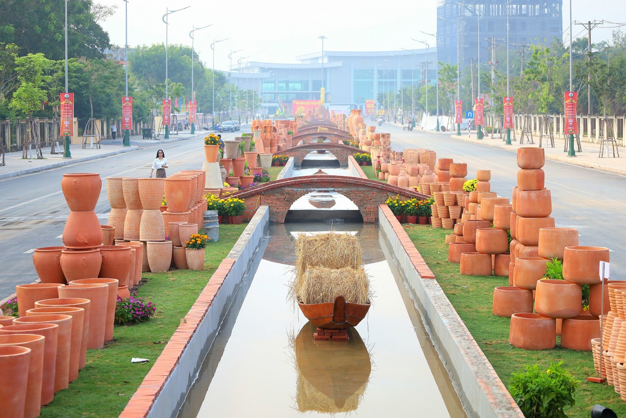 Vĩnh Long khai mạc “Đường gốm và hoa mừng Xuân Giáp Thìn năm 2024”