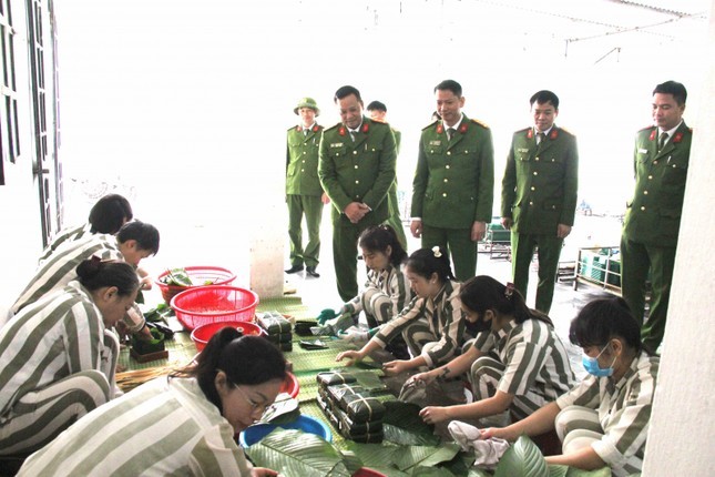 Nhiều phạm nhân được giảm án, dự cơm tất niên