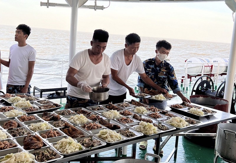 Nghĩa tình theo từng con sóng