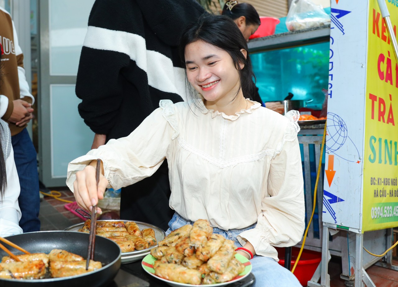 Chav Channy (bìa phải) và Soeun Sovannary lần đầu rán chả nem. (Ảnh: Đinh Hòa)