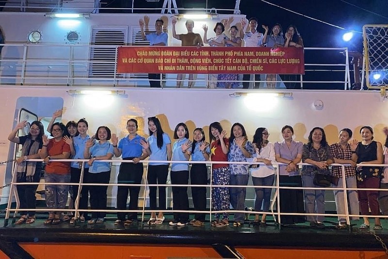 Nghĩa tình theo từng con sóng
