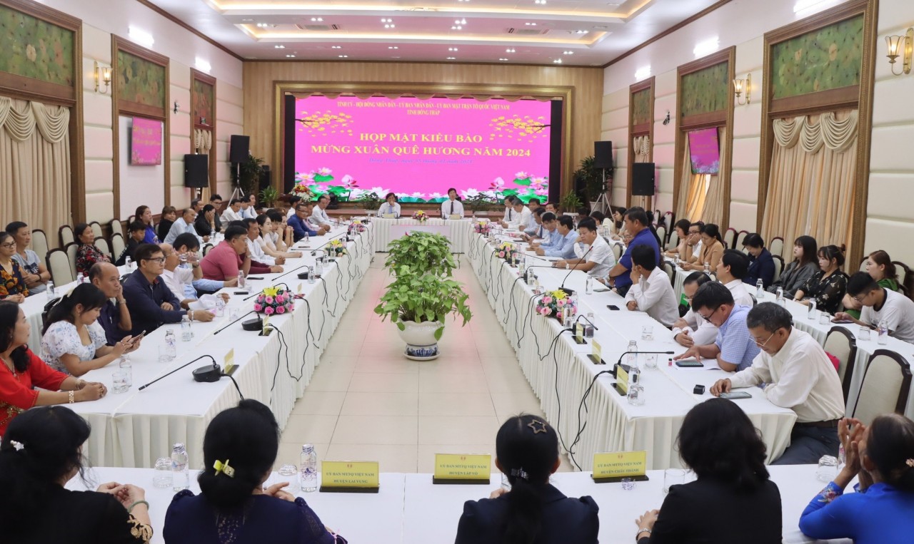Đồng Tháp tặng bằng khen cho 13 kiều bào đóng góp tích cực cho an sinh xã hội tỉnh
