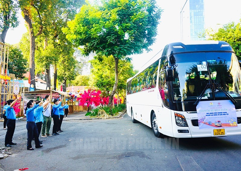 Lễ tiễn người lao động về quê đón Tết ở Quảng Ninh (Ảnh: L.Đ)