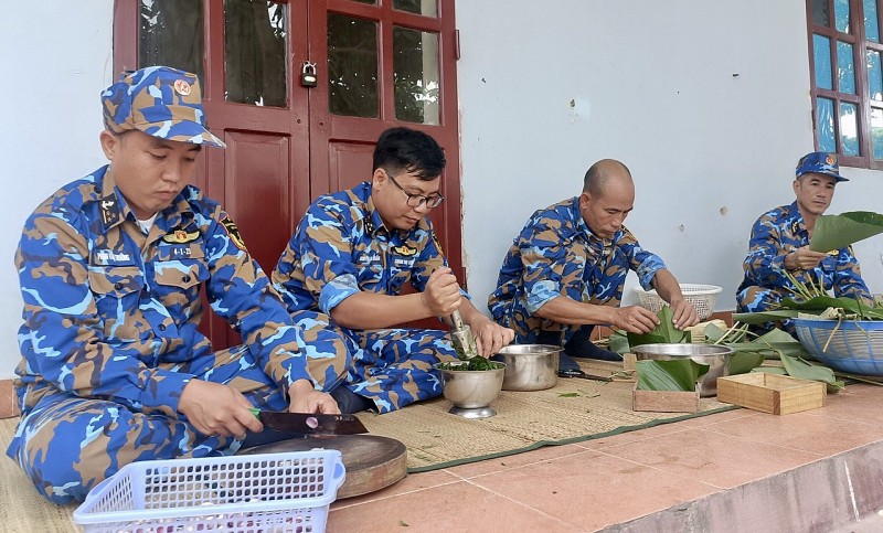Hương vị quê nhà ấm lòng người lính nơi đảo xa
