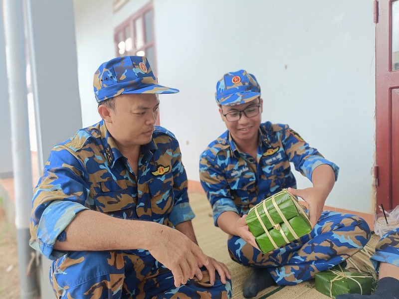 Hương vị quê nhà ấm lòng người lính nơi đảo xa