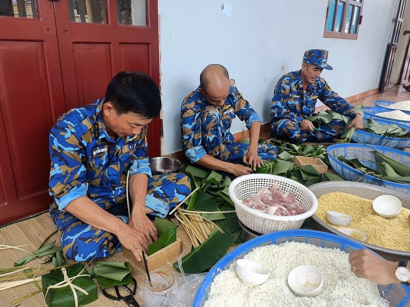 Hương vị quê nhà ấm lòng người lính nơi đảo xa