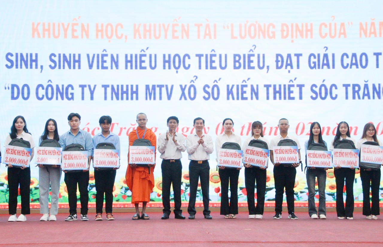 Trao 397 suất học bổng khuyến học, khuyến tài “Lương Định Của” tại Sóc Trăng