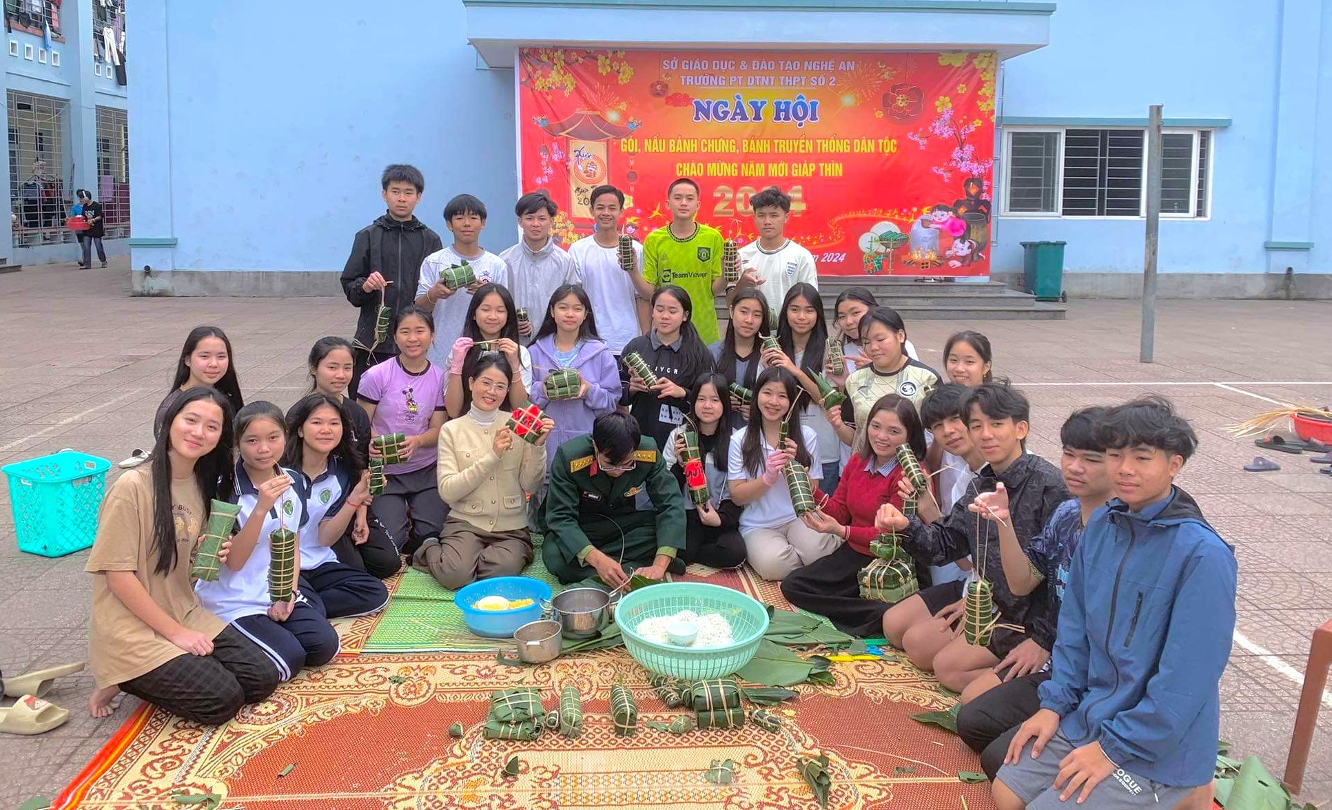 Chiến sĩ bộ đội hướng dẫn du học sinh L&agrave;o g&oacute;i b&aacute;nh chưng, trải nghiệm Tết Việt ảnh 2