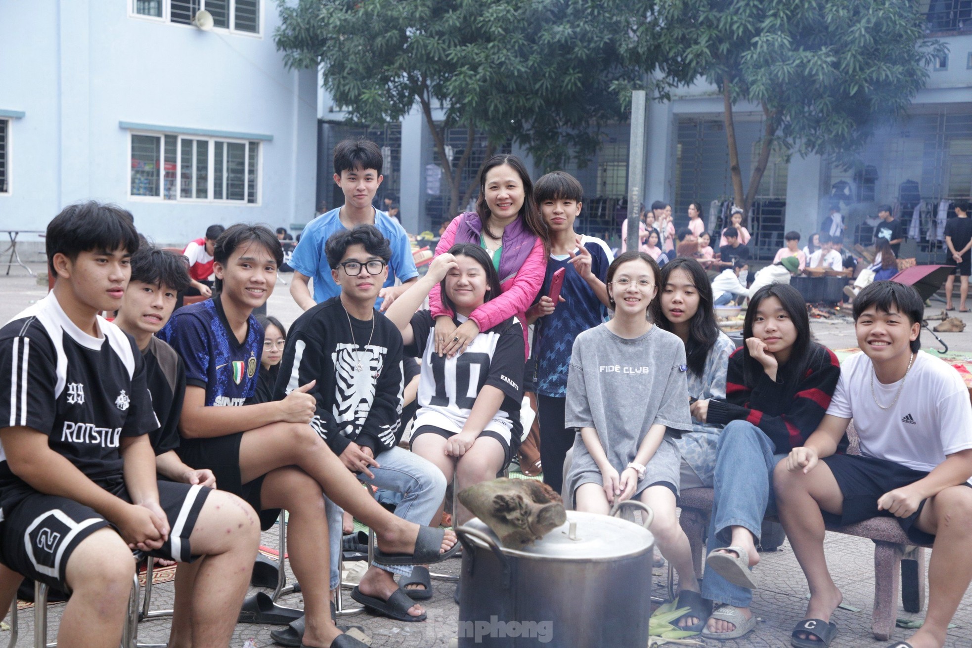 Chiến sĩ bộ đội hướng dẫn du học sinh L&agrave;o g&oacute;i b&aacute;nh chưng, trải nghiệm Tết Việt ảnh 14