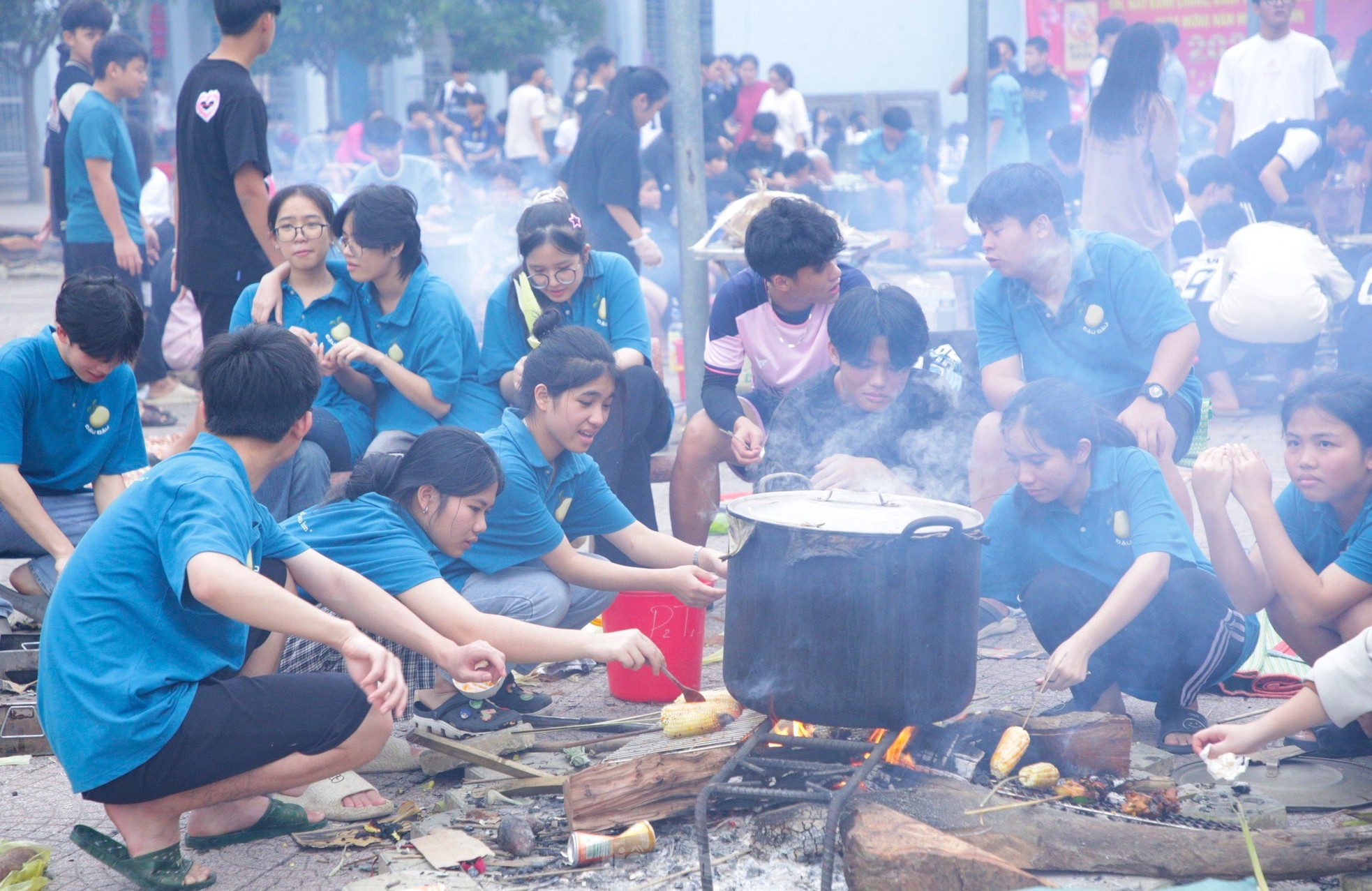 Chiến sĩ bộ đội hướng dẫn du học sinh L&agrave;o g&oacute;i b&aacute;nh chưng, trải nghiệm Tết Việt ảnh 9