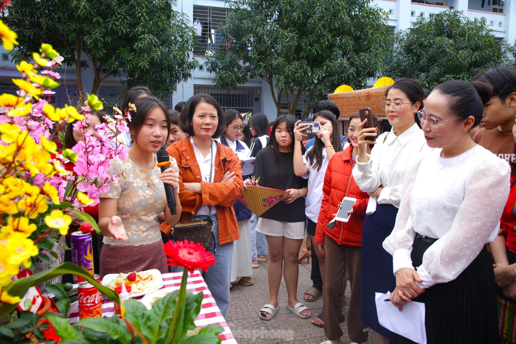 Chiến sĩ bộ đội hướng dẫn du học sinh L&agrave;o g&oacute;i b&aacute;nh chưng, trải nghiệm Tết Việt ảnh 16