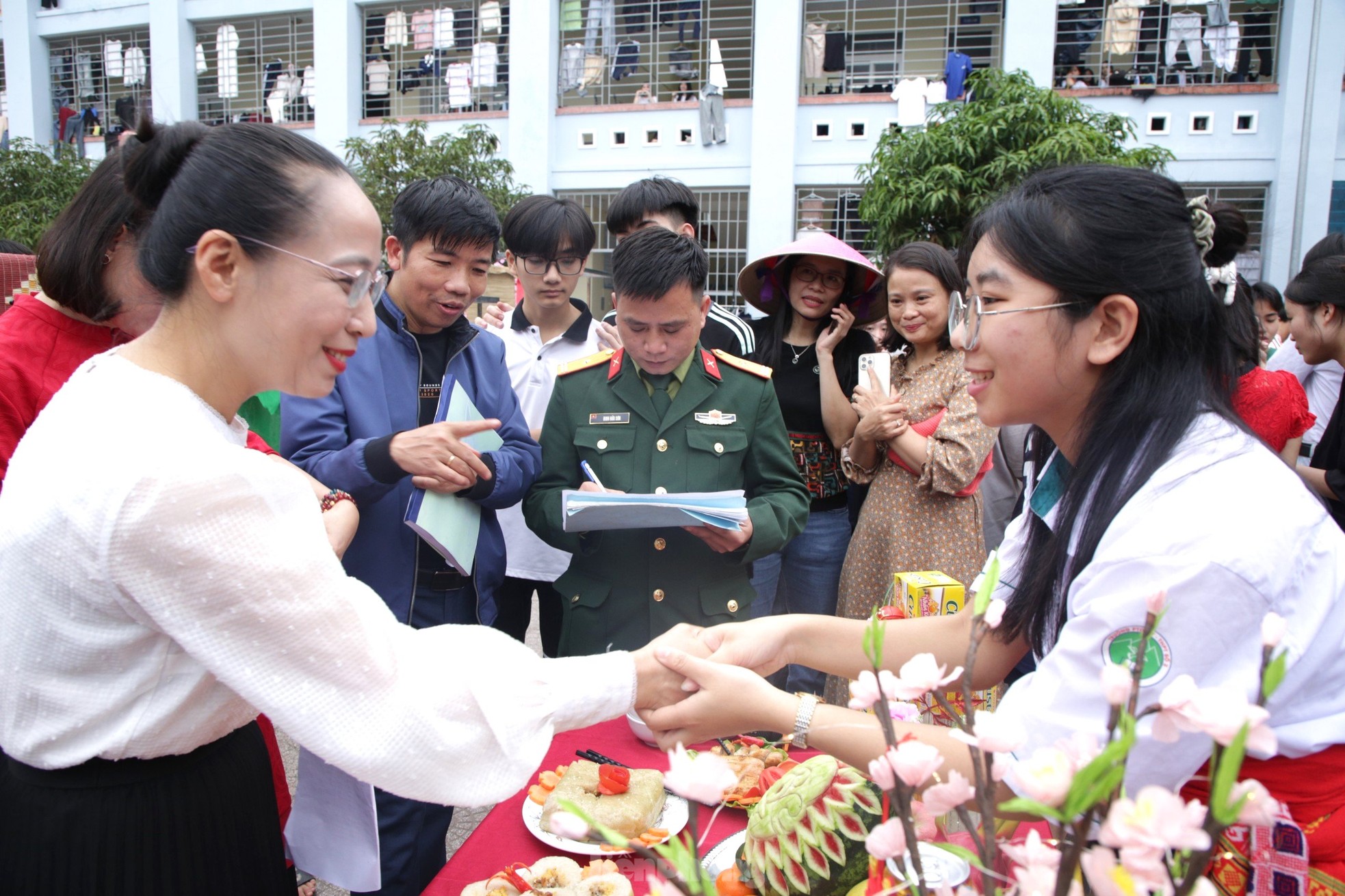 Chiến sĩ bộ đội hướng dẫn du học sinh L&agrave;o g&oacute;i b&aacute;nh chưng, trải nghiệm Tết Việt ảnh 17