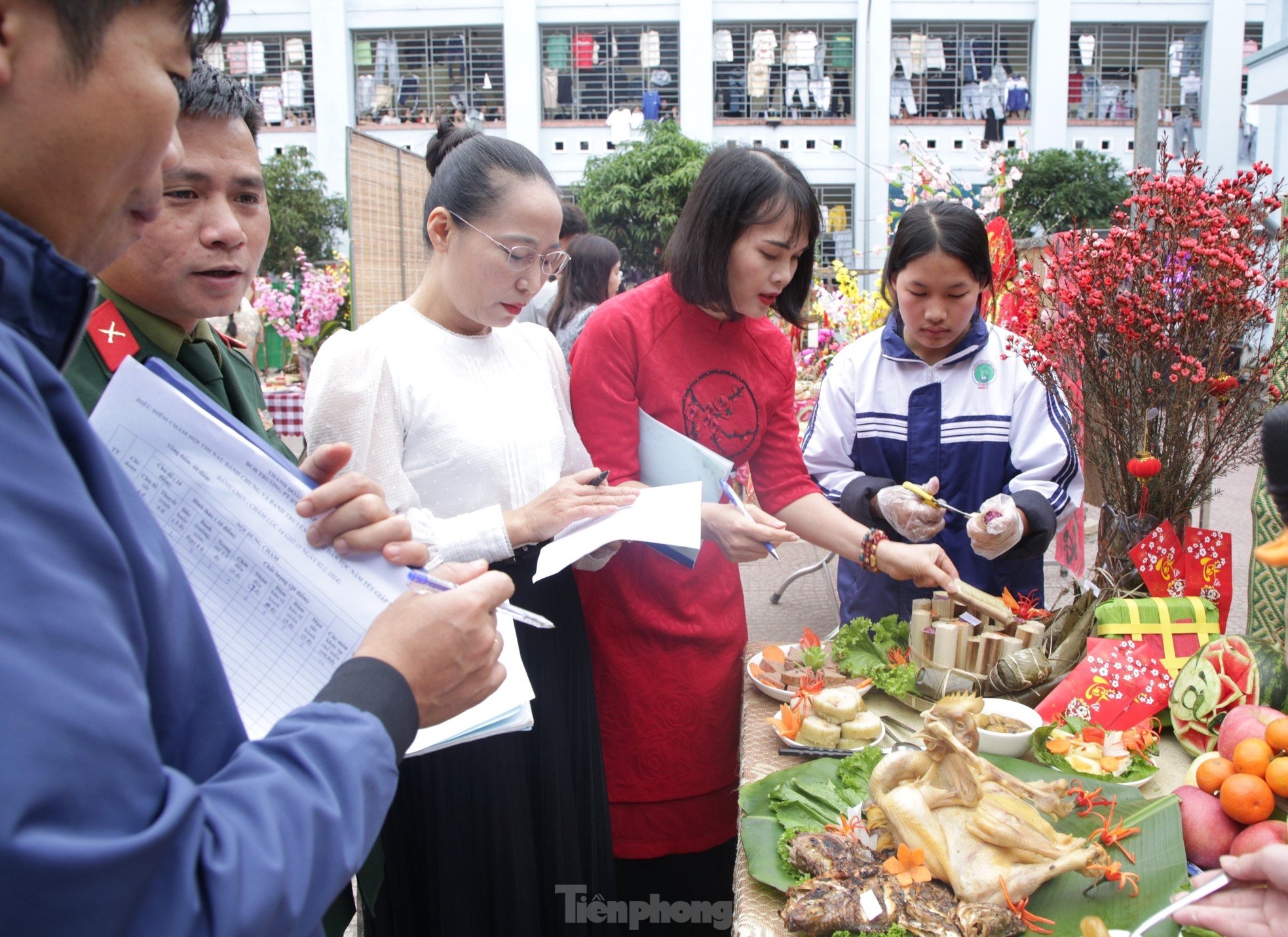Chiến sĩ bộ đội hướng dẫn du học sinh L&agrave;o g&oacute;i b&aacute;nh chưng, trải nghiệm Tết Việt ảnh 19