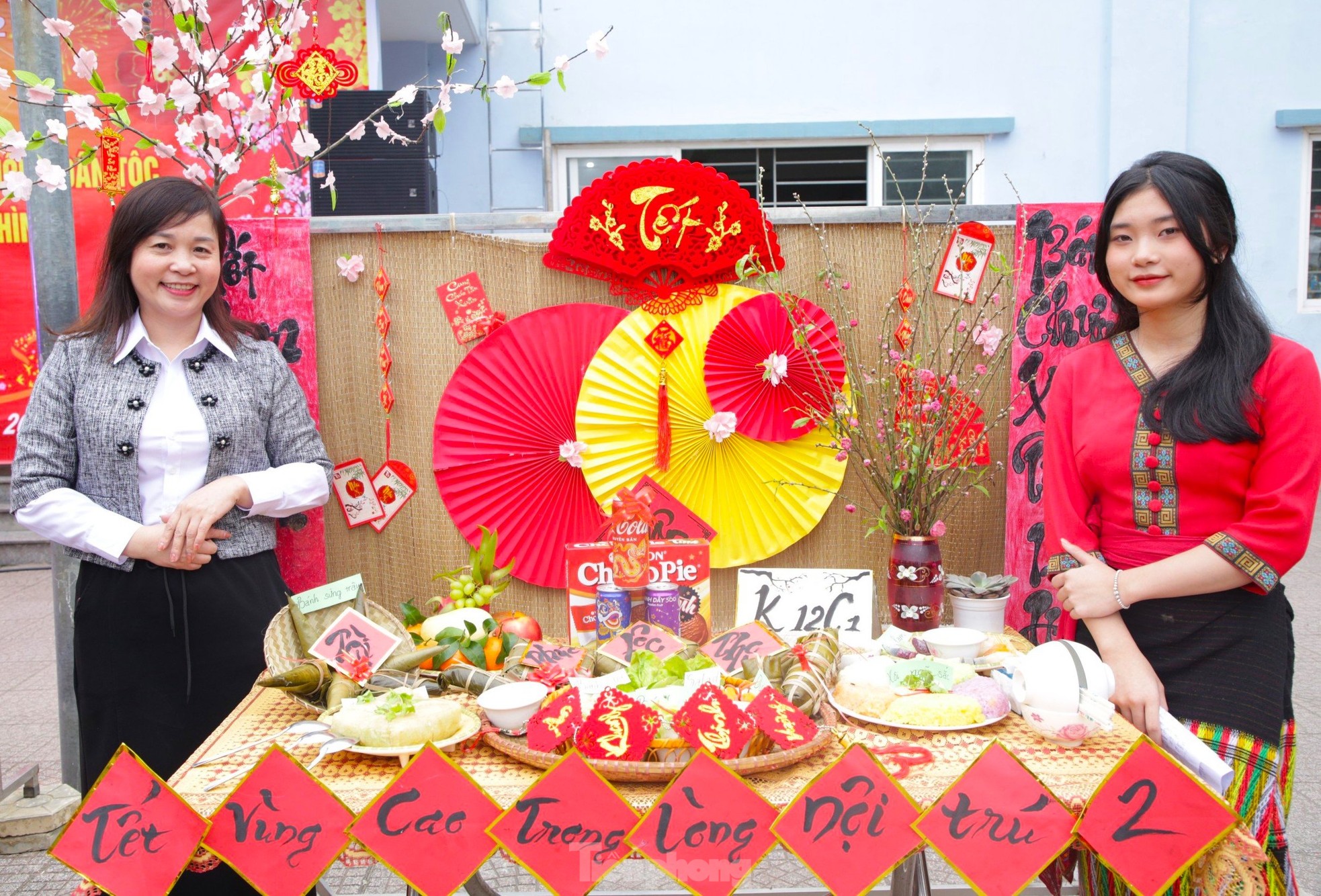 Chiến sĩ bộ đội hướng dẫn du học sinh L&agrave;o g&oacute;i b&aacute;nh chưng, trải nghiệm Tết Việt ảnh 20
