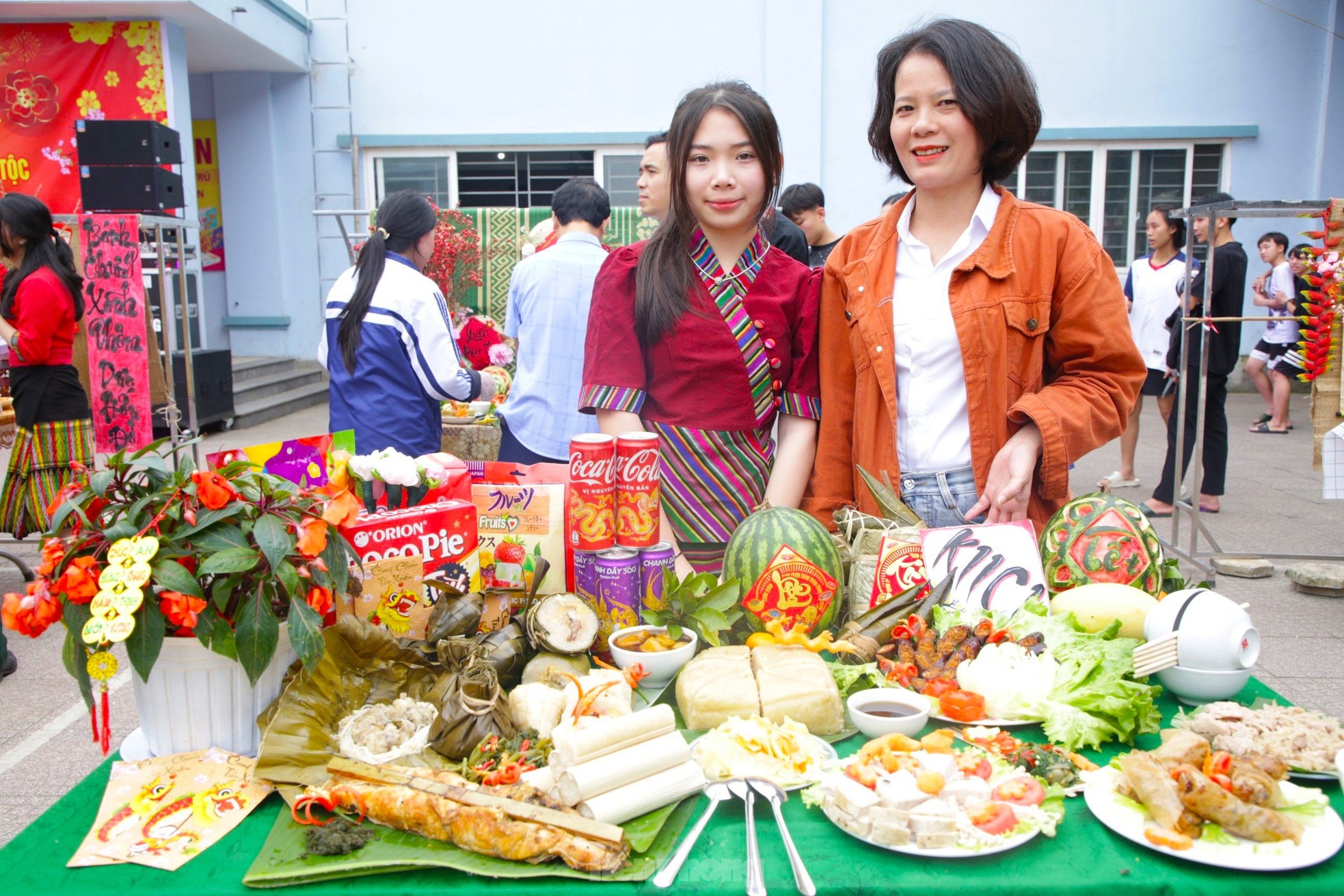 Chiến sĩ bộ đội hướng dẫn du học sinh L&agrave;o g&oacute;i b&aacute;nh chưng, trải nghiệm Tết Việt ảnh 15