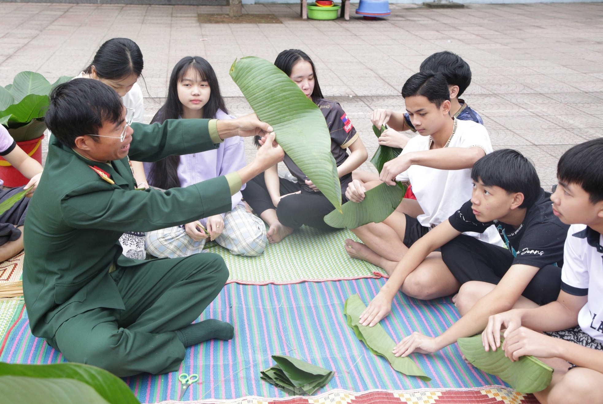 Chiến sĩ bộ đội hướng dẫn du học sinh L&agrave;o g&oacute;i b&aacute;nh chưng, trải nghiệm Tết Việt ảnh 5
