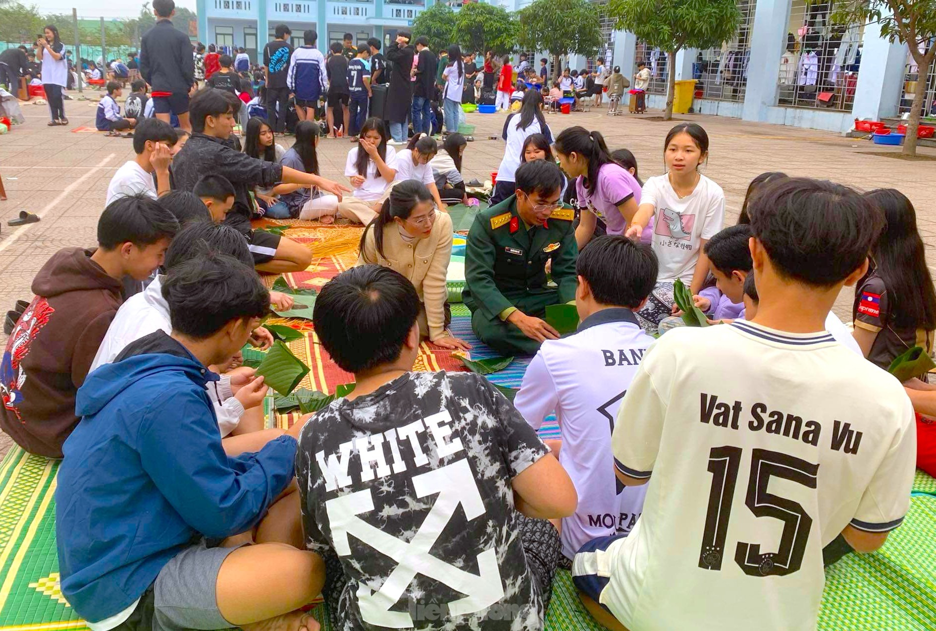 Chiến sĩ bộ đội hướng dẫn du học sinh L&agrave;o g&oacute;i b&aacute;nh chưng, trải nghiệm Tết Việt ảnh 3