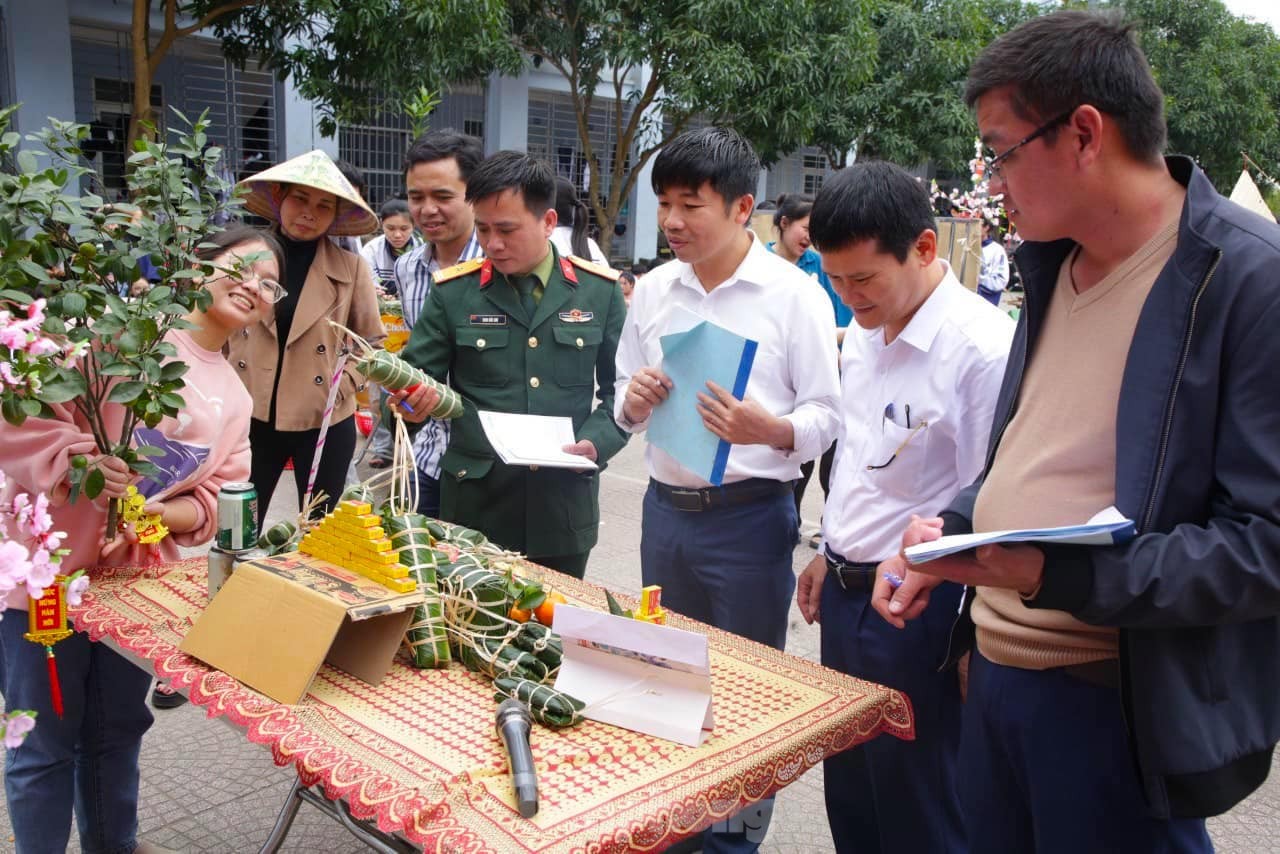 Chiến sĩ bộ đội hướng dẫn du học sinh L&agrave;o g&oacute;i b&aacute;nh chưng, trải nghiệm Tết Việt ảnh 8