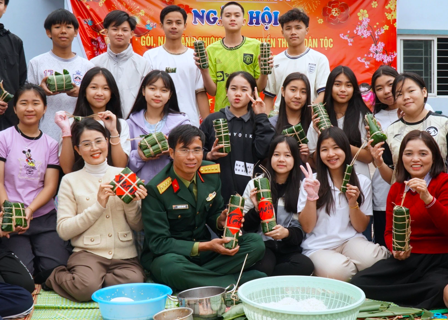 Chiến sĩ bộ đội hướng dẫn du học sinh L&agrave;o g&oacute;i b&aacute;nh chưng, trải nghiệm Tết Việt ảnh 7