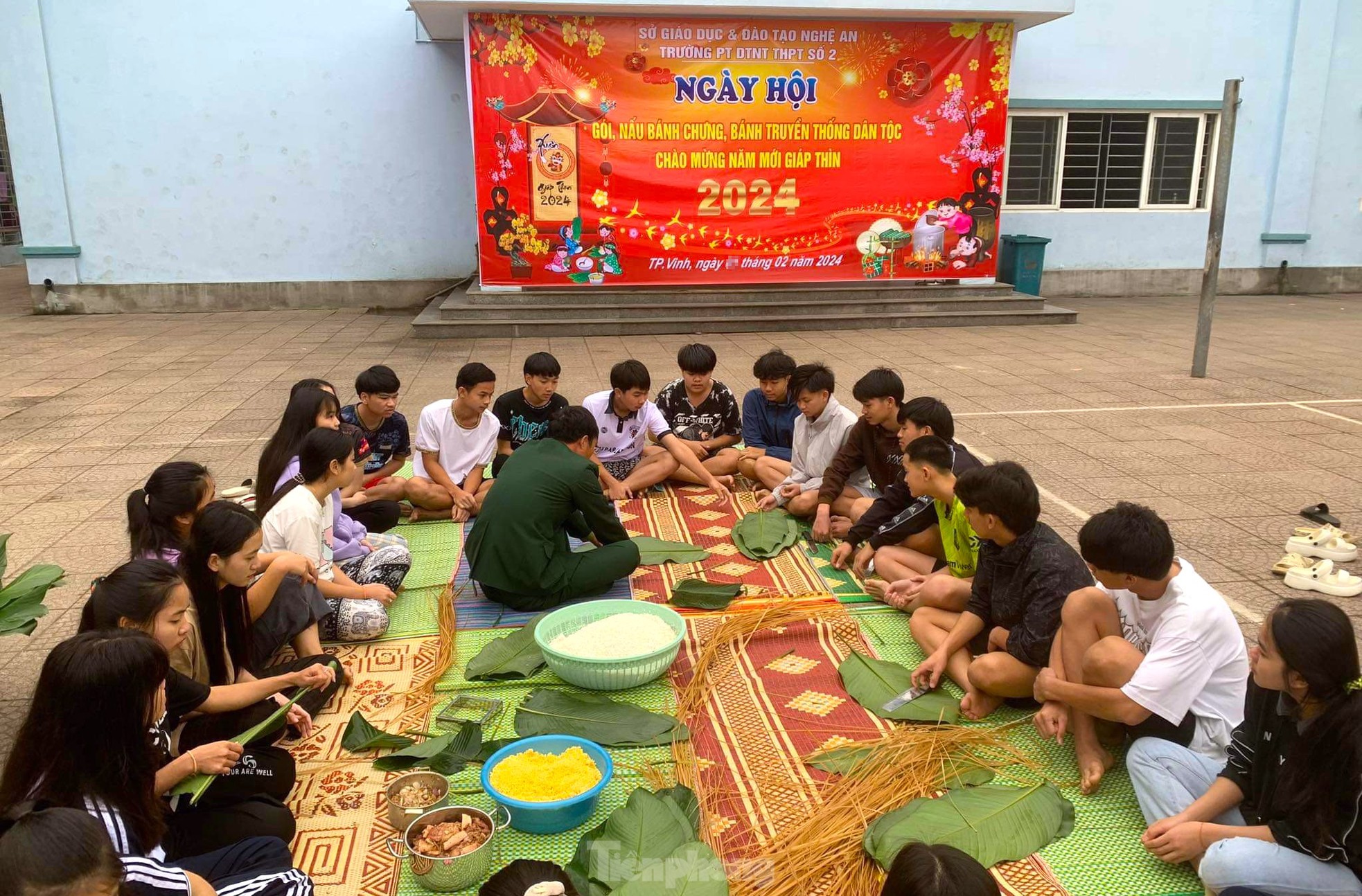 Chiến sĩ bộ đội hướng dẫn du học sinh L&agrave;o g&oacute;i b&aacute;nh chưng, trải nghiệm Tết Việt ảnh 1