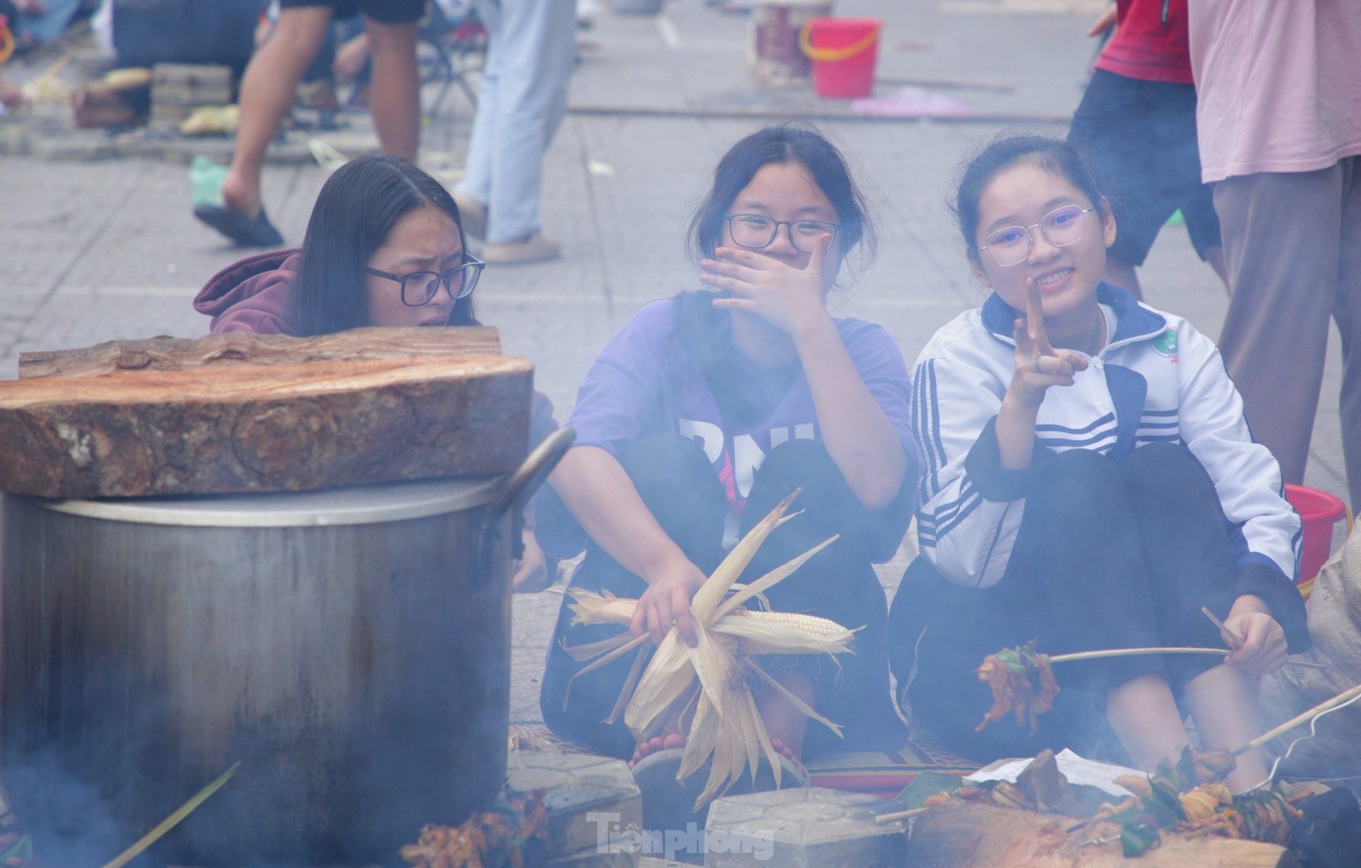 Chiến sĩ bộ đội hướng dẫn du học sinh L&agrave;o g&oacute;i b&aacute;nh chưng, trải nghiệm Tết Việt ảnh 12